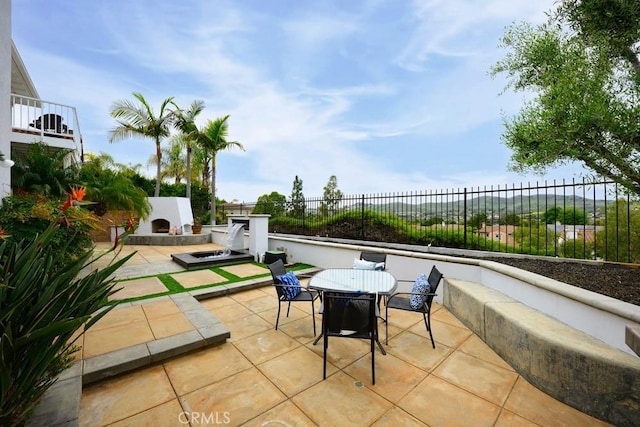 4505 Cresta Babia, San Clemente, CA 92673 - fenced backyard with a patio area and outdoor dining space