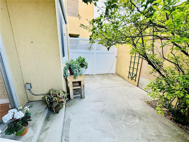 6225 Coldwater Canyon Ave Unit 117, North Hollywood, CA 91606 - view of patio with fence
