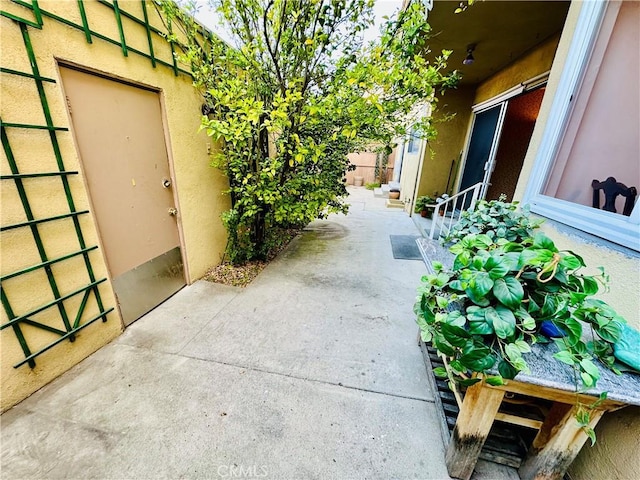 6225 Coldwater Canyon Ave Unit 117, North Hollywood, CA 91606 - view of yard with a patio