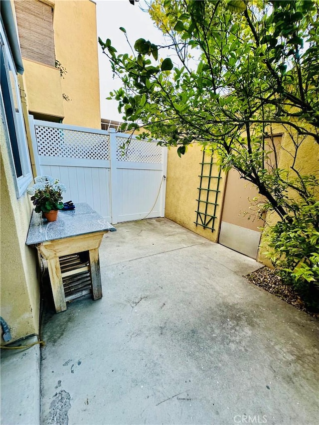 6225 Coldwater Canyon Ave Unit 117, North Hollywood, CA 91606 - view of patio with fence