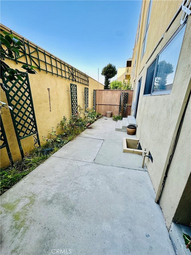 6225 Coldwater Canyon Ave Unit 117, North Hollywood, CA 91606 - view of patio featuring fence