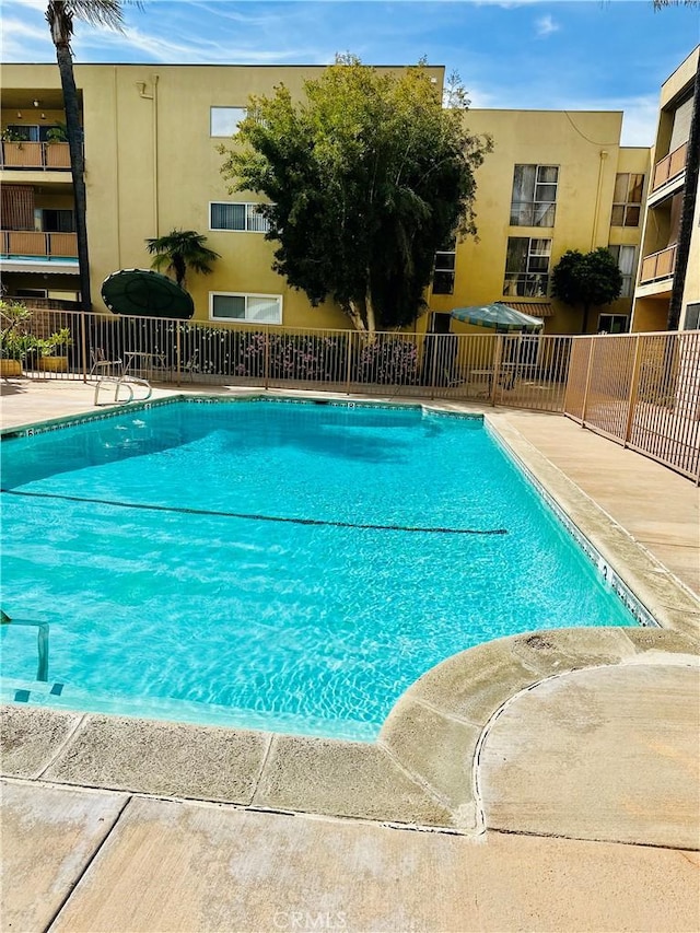 6225 Coldwater Canyon Ave Unit 117, North Hollywood, CA 91606 - pool with fence