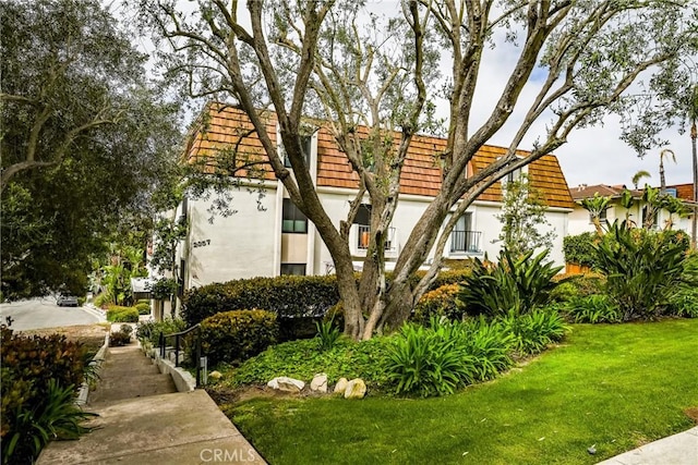2357 Palos Verdes Dr W Unit 3, Palos Verdes Estates, CA 90274 - view of front of property with mansard roof, stucco siding, a tiled roof, and a front lawn