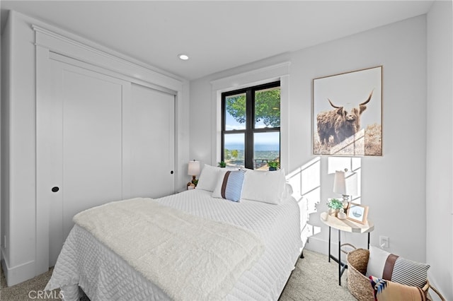 bedroom with carpet floors, recessed lighting, and a closet