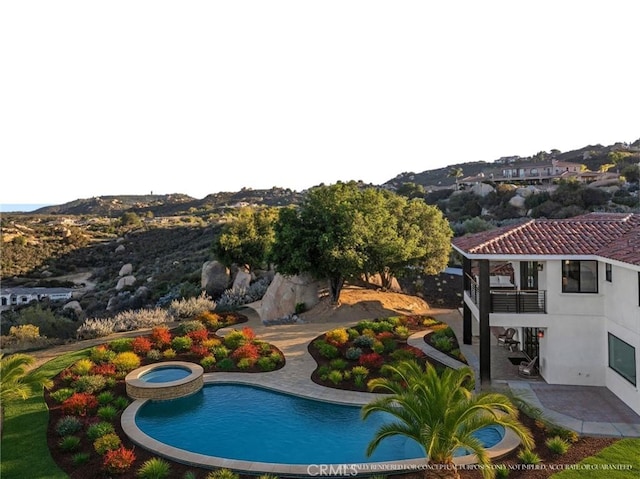 41950 Hacienda Dr, Murrieta, CA 92562 - view of swimming pool with a patio, a pool with connected hot tub, and a mountain view