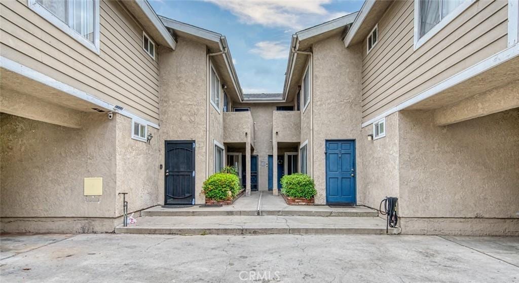 view of exterior entry with stucco siding