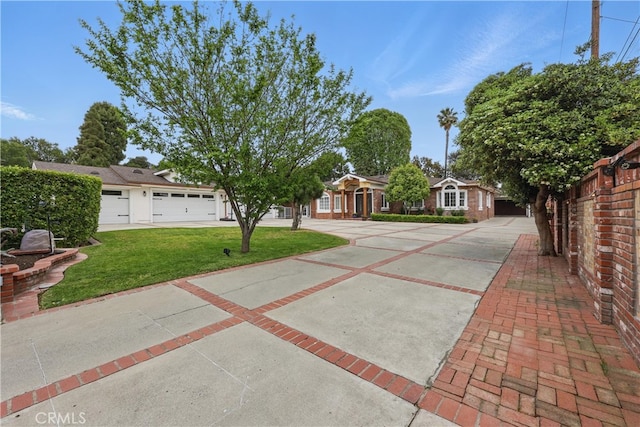 view of front facade with fence and a front yard