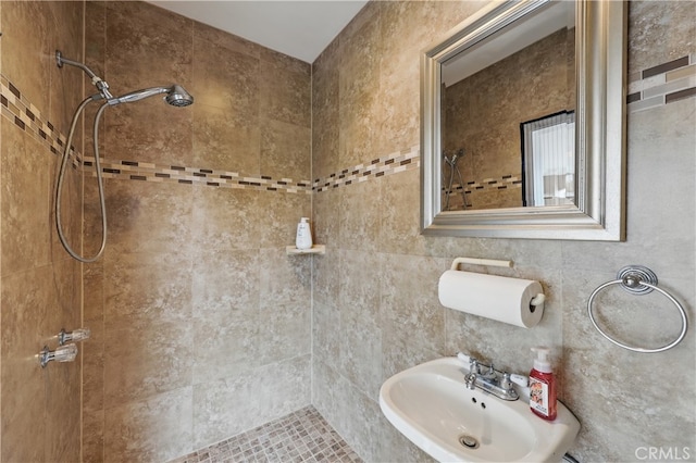 full bathroom featuring a sink and a tile shower