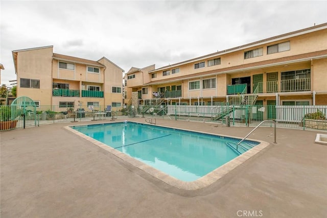 121 Sinclair Ave Unit 122, Glendale, CA 91206 - pool featuring fence