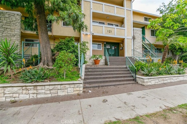 121 Sinclair Ave Unit 122, Glendale, CA 91206 - view of property with stairs