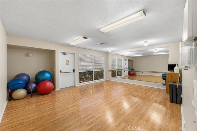254 Sequoia Ct Unit 12, Thousand Oaks, CA 91360 - exercise area with baseboards, a textured ceiling, visible vents, and light wood-type flooring