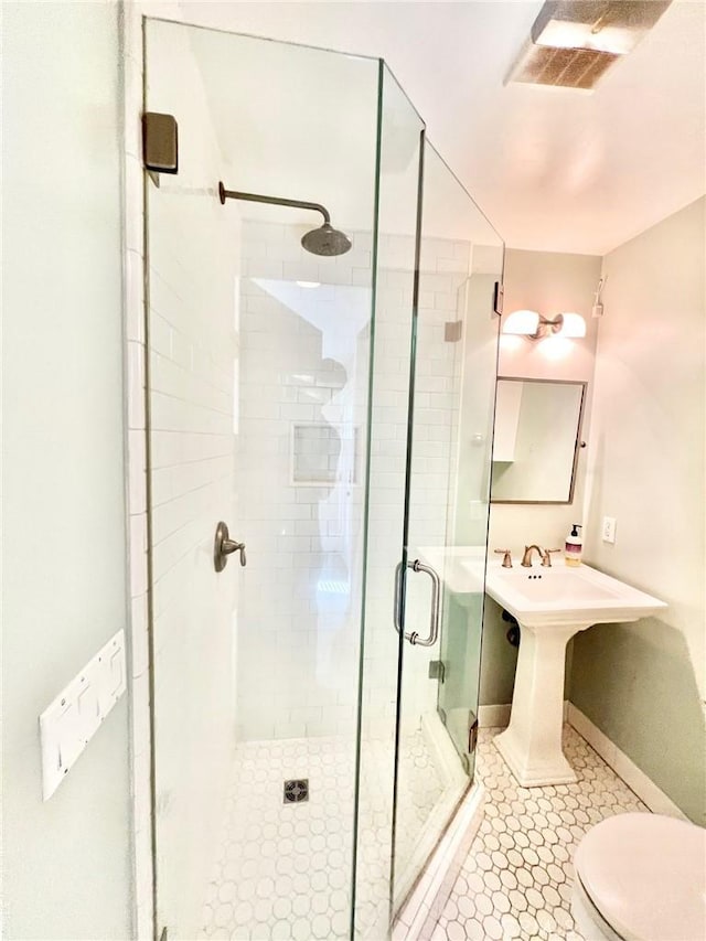 82 Avalon Terrace Rd, Avalon, CA 90704 - bathroom featuring visible vents, toilet, baseboards, and a stall shower