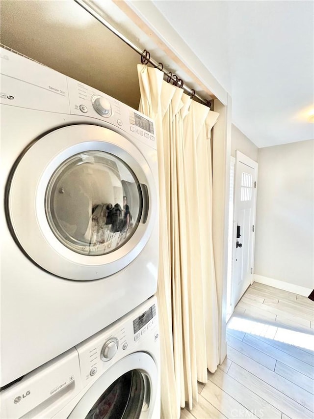 82 Avalon Terrace Rd, Avalon, CA 90704 - laundry room featuring stacked washer and dryer, baseboards, and wood tiled floor