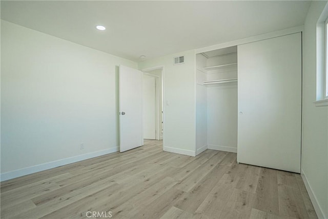 unfurnished bedroom with baseboards, light wood finished floors, visible vents, and recessed lighting