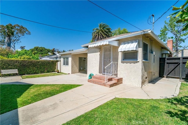 2935 Westwood Blvd, West Los Angeles, CA 90064 - view of front of property featuring stucco siding, fence, and a front yard