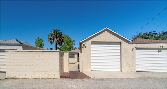 2935 Westwood Blvd, West Los Angeles, CA 90064 - garage featuring fence