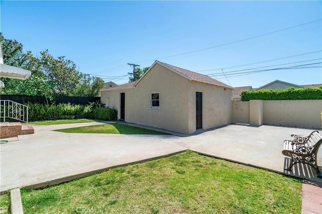 2935 Westwood Blvd, West Los Angeles, CA 90064 - exterior space with a fenced backyard