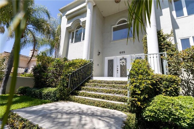 entrance to property with stucco siding