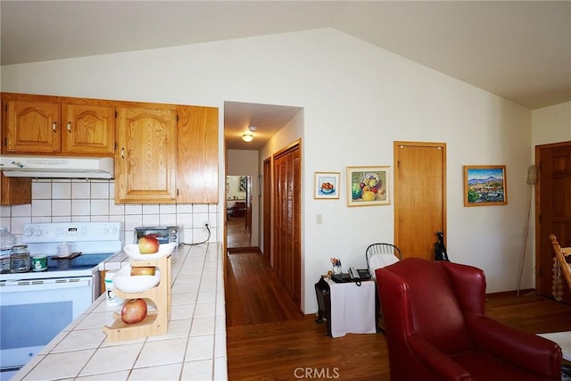 1612 Linden Dr, Pine Mountain Club, CA 93222 - kitchen featuring vaulted ceiling, wood finished floors, electric range, backsplash, and range hood