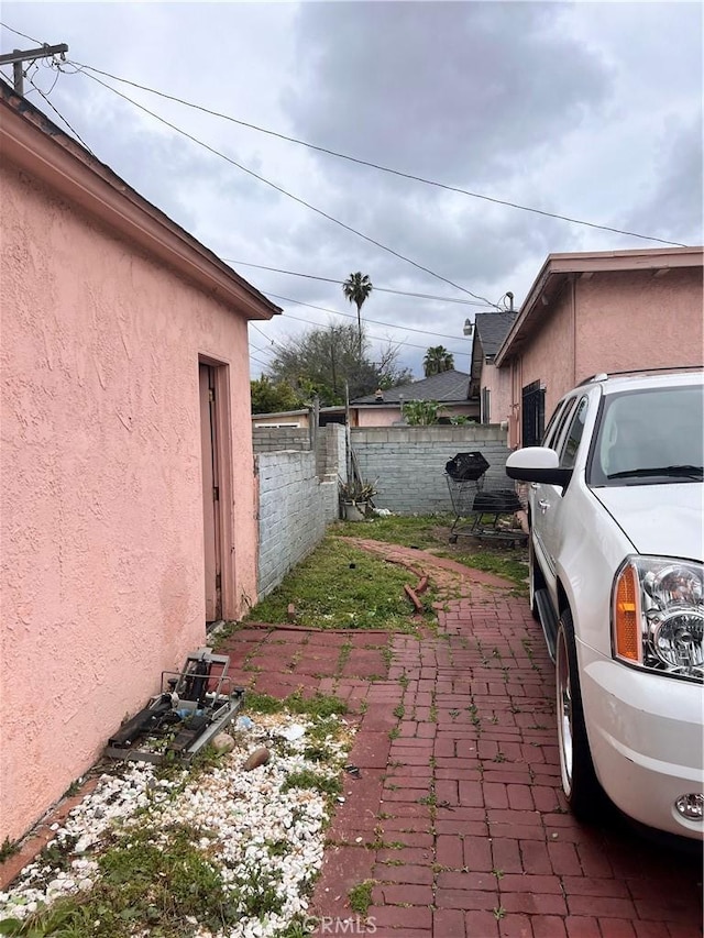 1423 S Poinsettia Ave, Compton, CA 90221 - view of side of property with stucco siding and fence