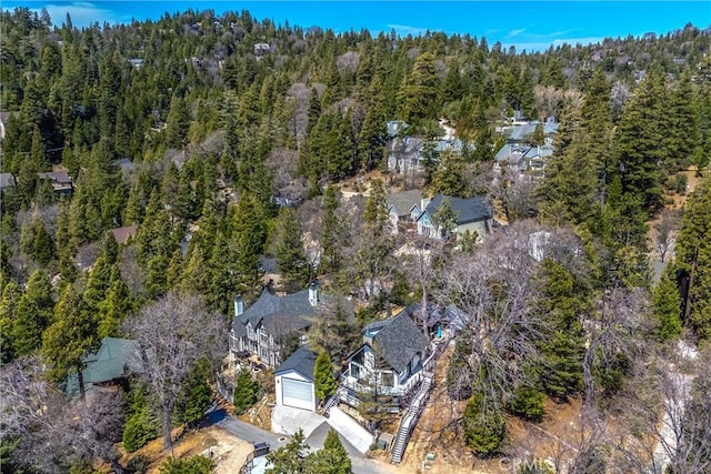 birds eye view of property featuring a forest view