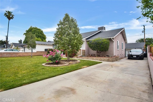 view of front facade featuring driveway and stucco siding