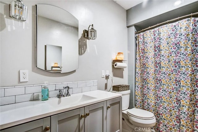 full bath with toilet, vanity, tasteful backsplash, and a shower with curtain