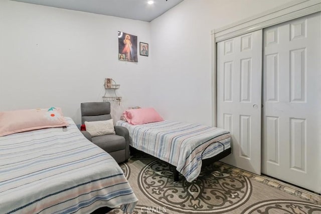 bedroom with recessed lighting and a closet
