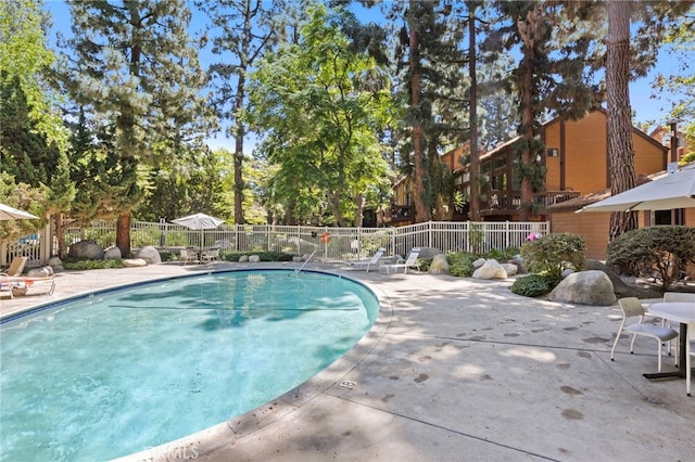 14133 Bayside Dr, Norwalk, CA 90650 - community pool with fence and a patio area