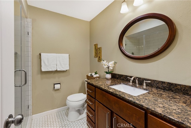 bathroom with tiled shower, toilet, baseboards, tile patterned flooring, and vanity