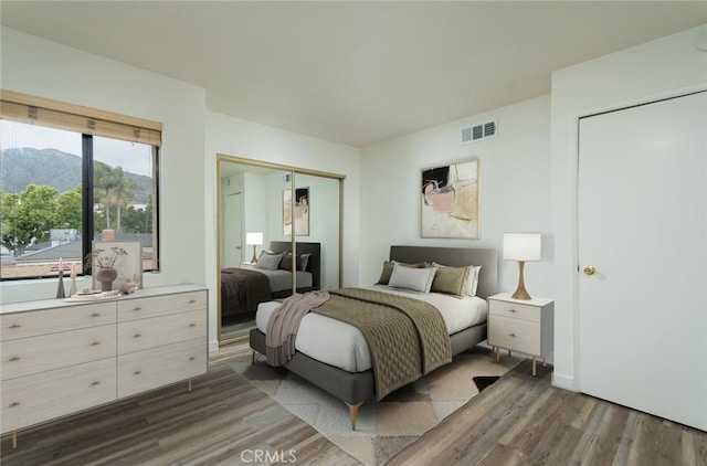 527 E Elmwood Ave Unit E, Burbank, CA 91501 - bedroom featuring dark wood-style floors, visible vents, and a mountain view