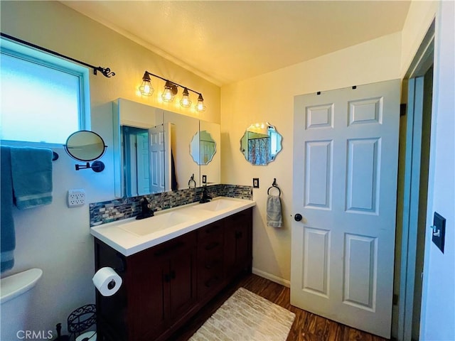 921 Piru Way, Frazier Park, CA 93225 - full bath featuring double vanity, toilet, wood finished floors, baseboards, and decorative backsplash