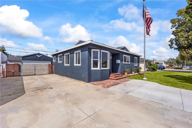 view of front of house featuring stucco siding and a detached garage