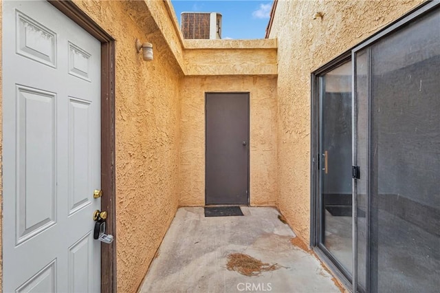 entrance to property with stucco siding