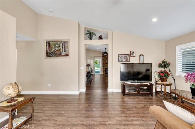 living area with vaulted ceiling, a ceiling fan, wood finished floors, baseboards, and recessed lighting