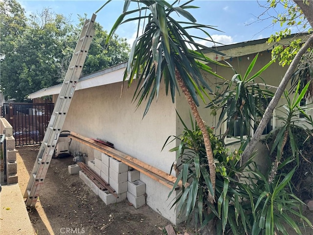 1017 N Alice Ave, Rialto, CA 92376 - view of side of home with stucco siding and crawl space