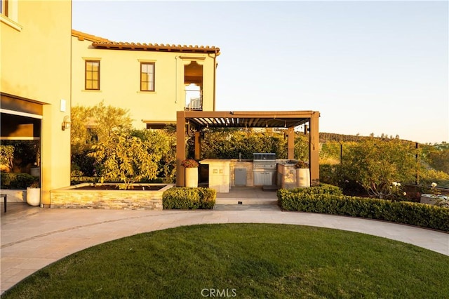 212 Clear Fls, Irvine, CA 92602 - view of property's community featuring a yard and exterior kitchen