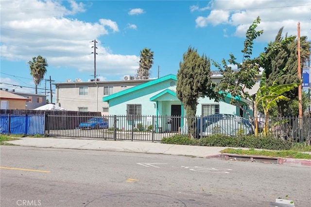 view of front of home featuring a fenced front yard