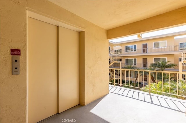balcony featuring elevator