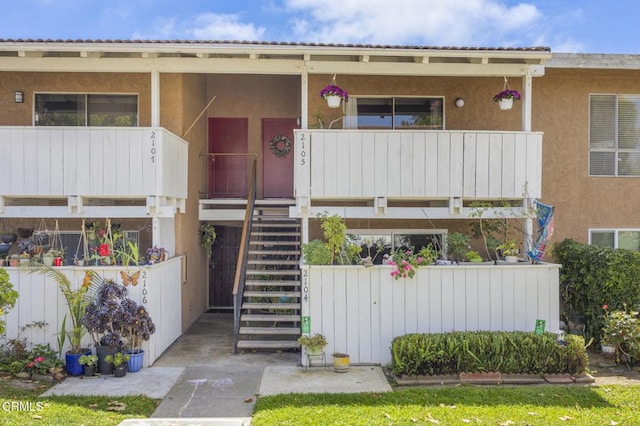 doorway to property with stucco siding and a porch