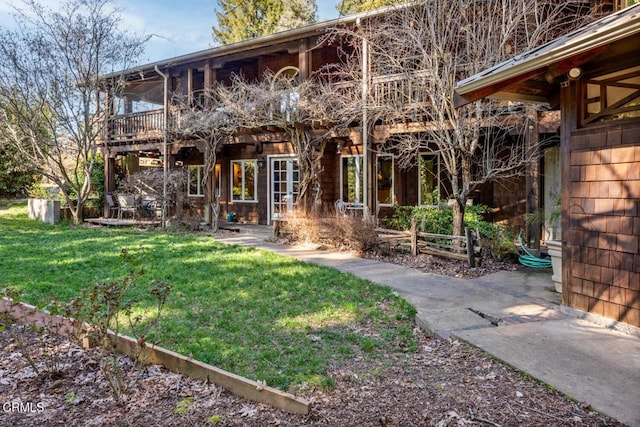 back of house featuring a lawn