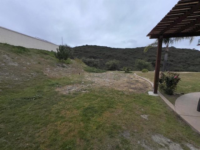 view of yard with a pergola and a mountain view