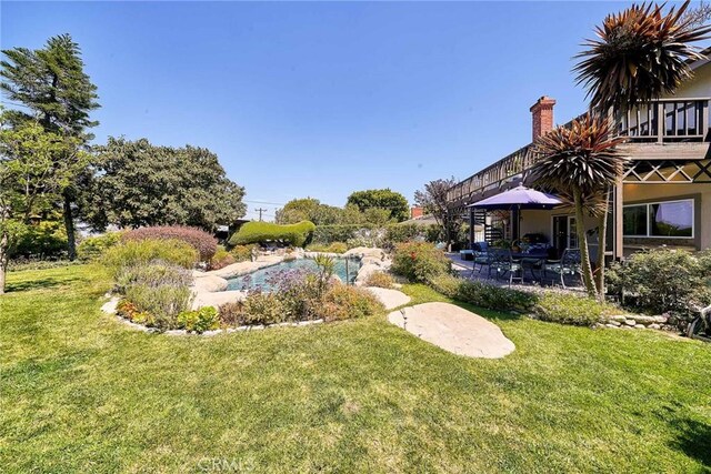 view of yard featuring a patio