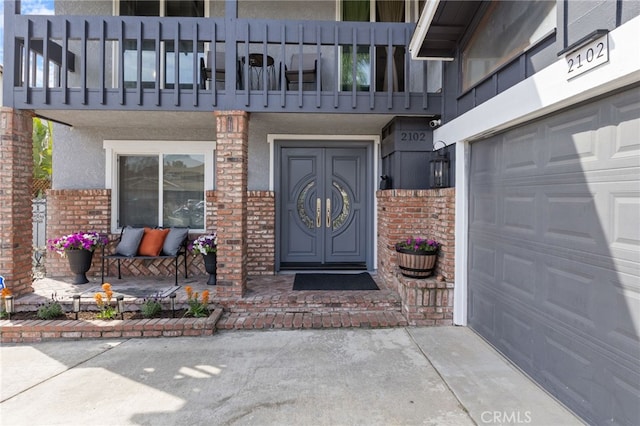 2102 Tern Bay Ln, Lakewood, CA 90712 - entrance to property featuring a balcony, brick siding, stucco siding, and covered porch