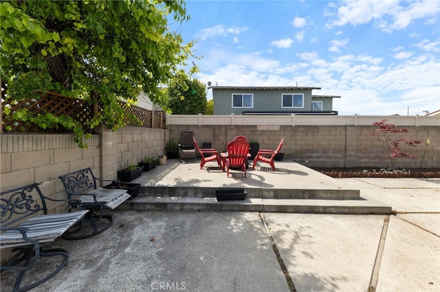 2102 Tern Bay Ln, Lakewood, CA 90712 - view of patio / terrace featuring a fenced backyard