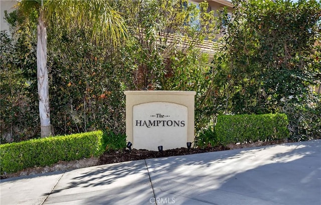 view of community / neighborhood sign