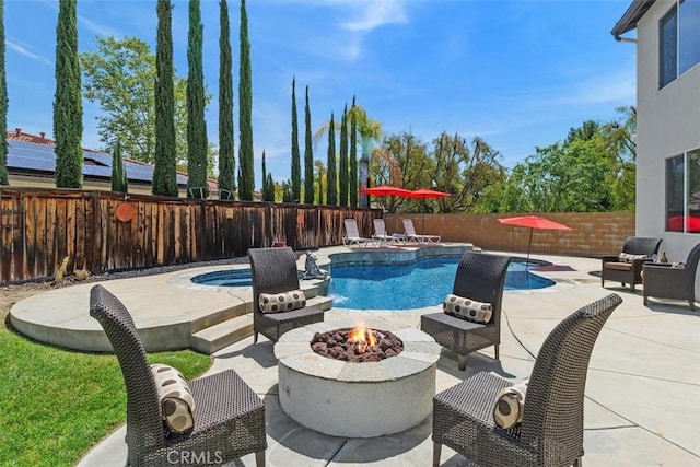 view of pool featuring a fire pit, a fenced backyard, a fenced in pool, a patio area, and a jacuzzi