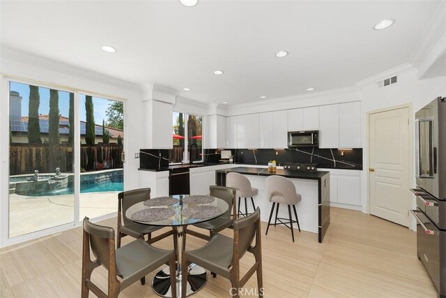 dining area with crown molding, recessed lighting, and visible vents