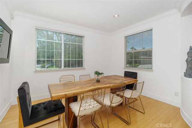 dining area featuring recessed lighting, baseboards, ornamental molding, and light wood-style floors