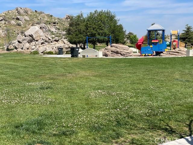 1380 Riverstone Ct, Hemet, CA 92545 - view of yard